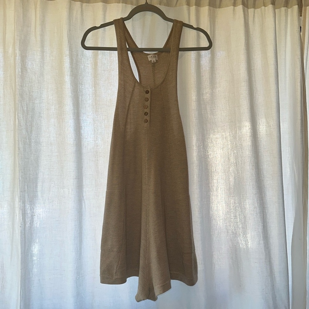 Lelis oatmeal colored romper with pockets